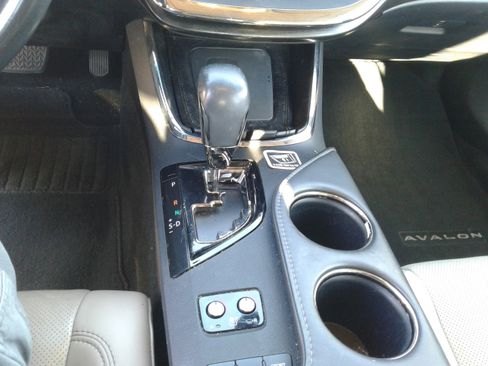 Used 2018 Toyota Avalon Limited image 16