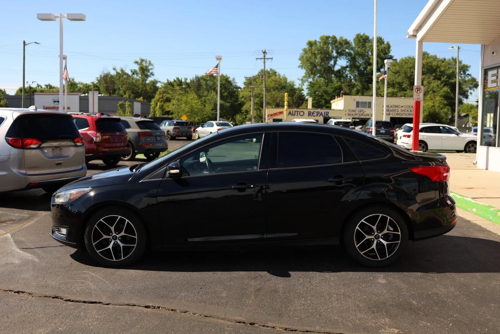 Used 2017 Ford Focus SEL w/ Cold Weather Package FWD image 8