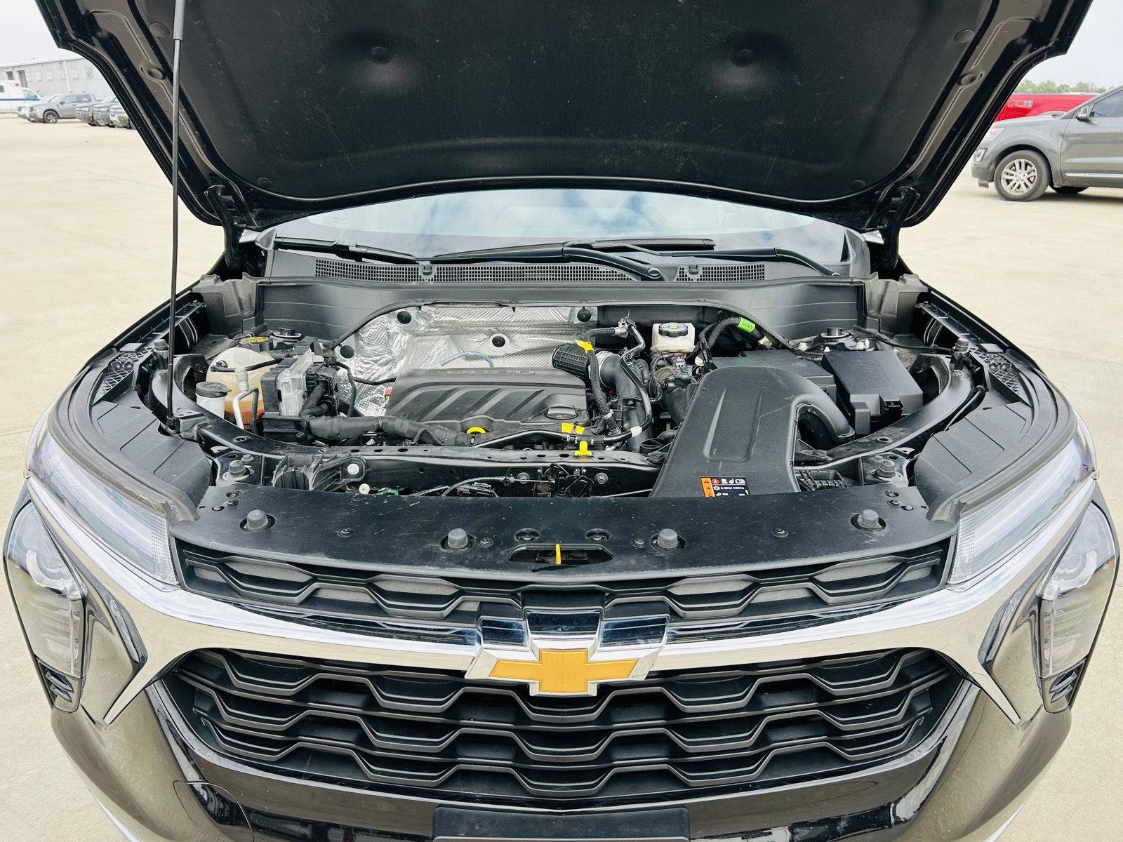 Used 2025 Chevrolet Trax LT w/ LT Convenience Package FWD image 39