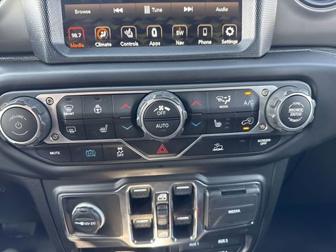 Used 2023 Jeep Wrangler Unlimited w/ Sun & Screen Package image 18