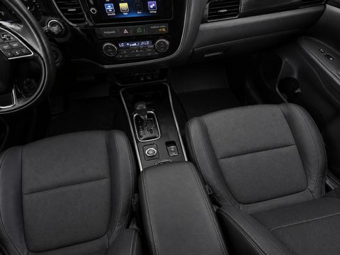 Used 2017 Mitsubishi Outlander GT AWD/4WD image 17