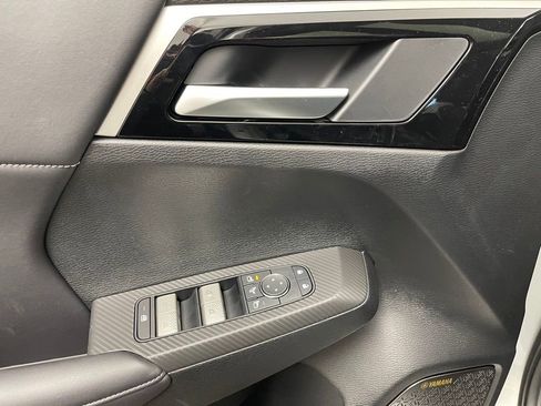 New 2025 Mitsubishi Outlander SE image 18