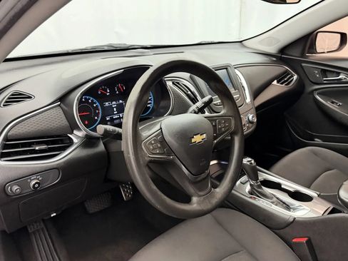 Used 2017 Chevrolet Malibu LT FWD image 10