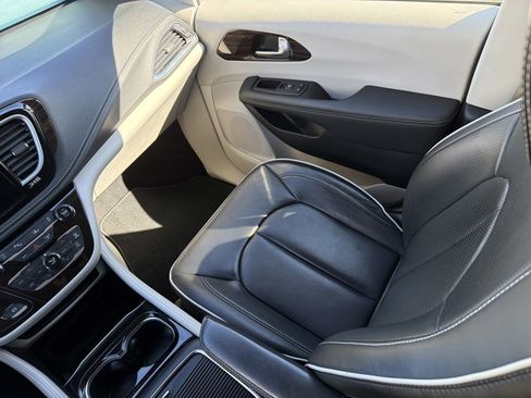 Used 2023 Chrysler Pacifica Limited image 11