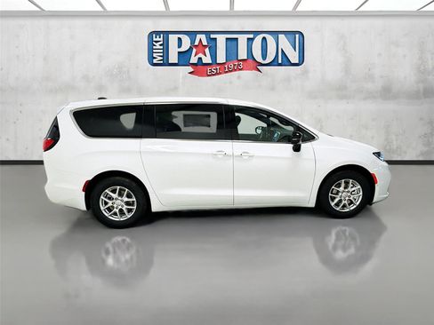 New 2026 Chrysler Pacifica Select image 8