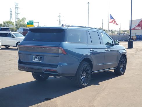 New 2027 Lincoln Navigator Reserve w/ Jet Appearance Package AWD/4WD image 4