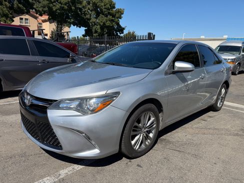 Used 2015 Toyota Camry SE FWD image 1