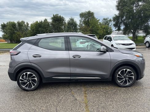 Used 2023 Chevrolet Bolt EUV Premier FWD image 3