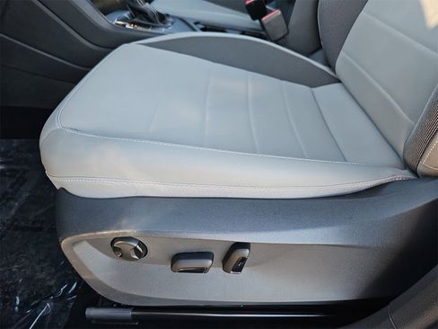 Used 2022 Volkswagen Taos SE image 28