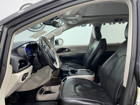 Used 2020 Chrysler Pacifica Limited FWD image 12