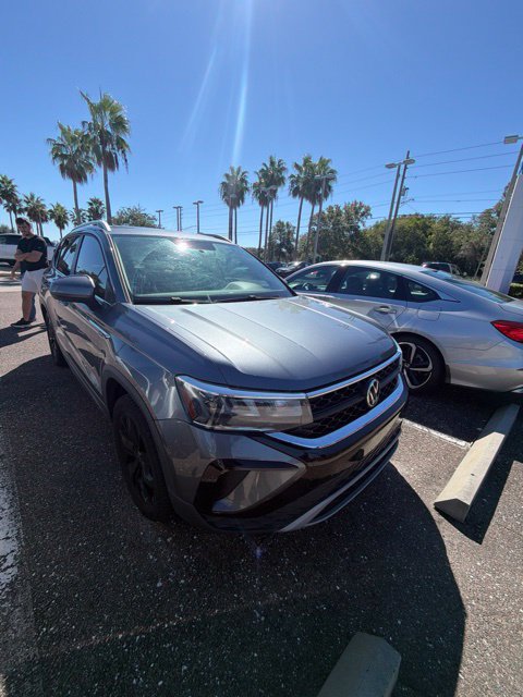 Used 2022 Volkswagen Taos SE FWD image 1