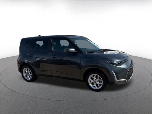 Used 2025 Kia Soul LX w/ LX Technology Package FWD image 2