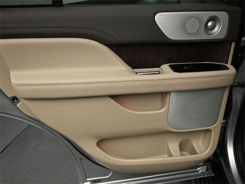 Used 2022 Lincoln Navigator Reserve image 24