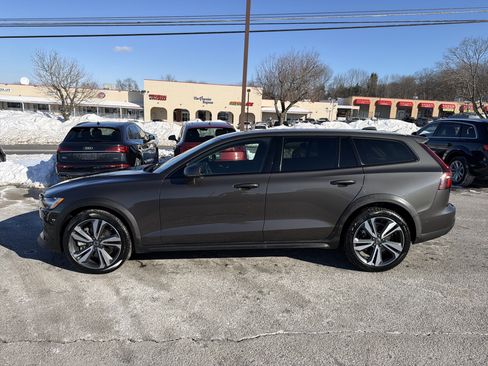 Used 2025 Volvo V60 B5 Cross Country Plus image 4