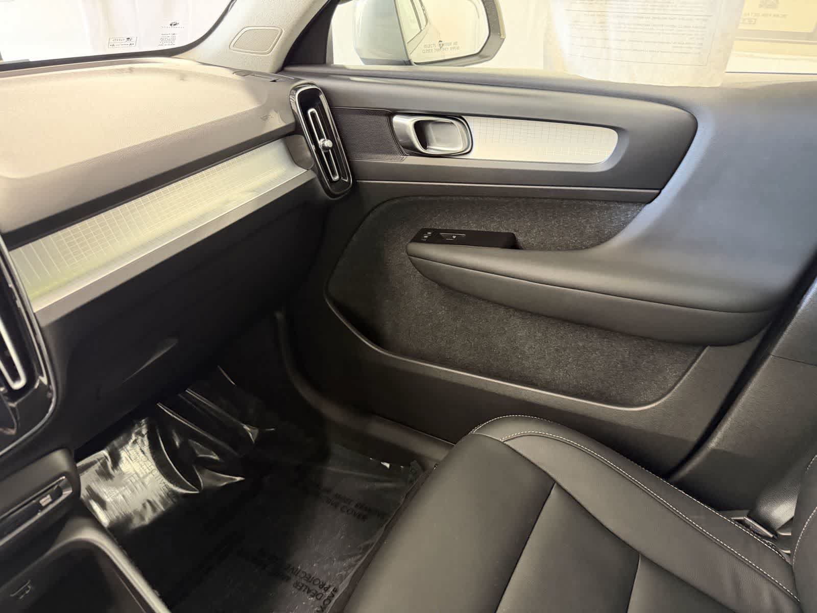 Used 2022 Volvo XC40 T4 Momentum FWD image 22