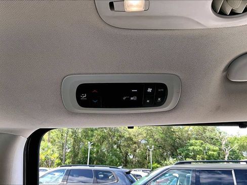 Used 2023 Chrysler Pacifica Touring-L FWD image 10