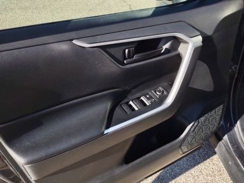 Used 2019 Toyota RAV4 LE image 9
