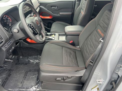 Used 2025 Nissan Frontier PRO-4X image 16