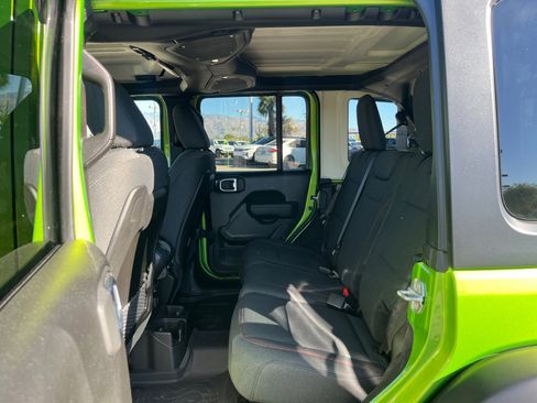 Used 2025 Jeep Wrangler Unlimited Rubicon w/ Technology Group image 17