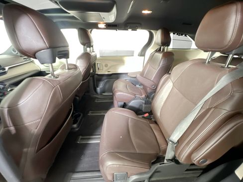 Used 2024 Toyota Sienna Platinum image 24