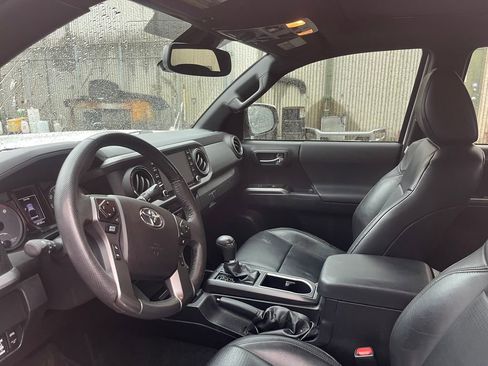 Used 2021 Toyota Tacoma TRD Off-Road w/ TRD Premium Off Road Package image 8