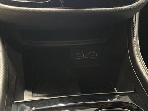 Used 2025 Chrysler Pacifica Limited FWD image 18