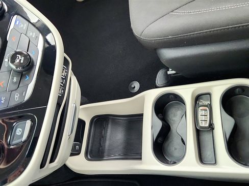 Used 2024 Chrysler Voyager LX image 37