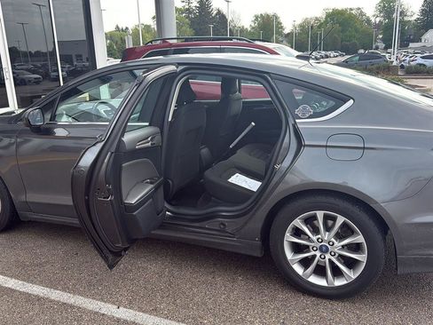 Used 2017 Ford Fusion SE FWD image 13