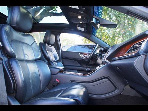 Used 2019 Lincoln Continental Select image 11