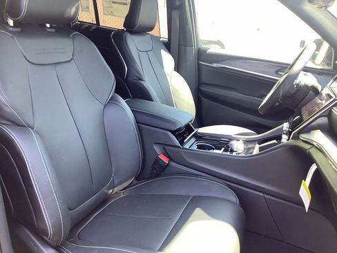 New 2023 Jeep Grand Cherokee Overland w/ Luxury Tech Group IV image 40