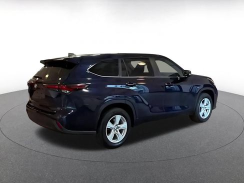 Used 2025 Toyota Highlander LE FWD image 8