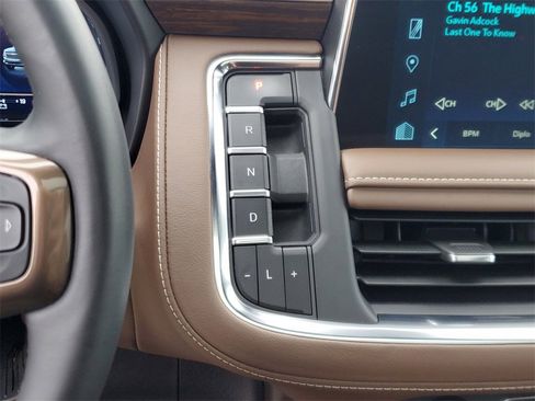 Used 2024 Chevrolet Suburban High Country w/ Premium Package image 30