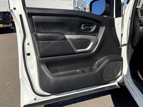 Used 2022 Nissan Titan SV image 23