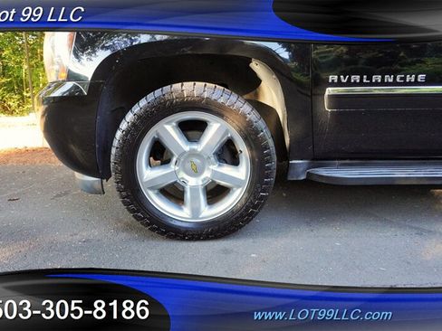 Used 2012 Chevrolet Avalanche LTZ AWD/4WD image 24