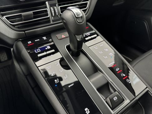 Certified 2025 Porsche Macan image 18
