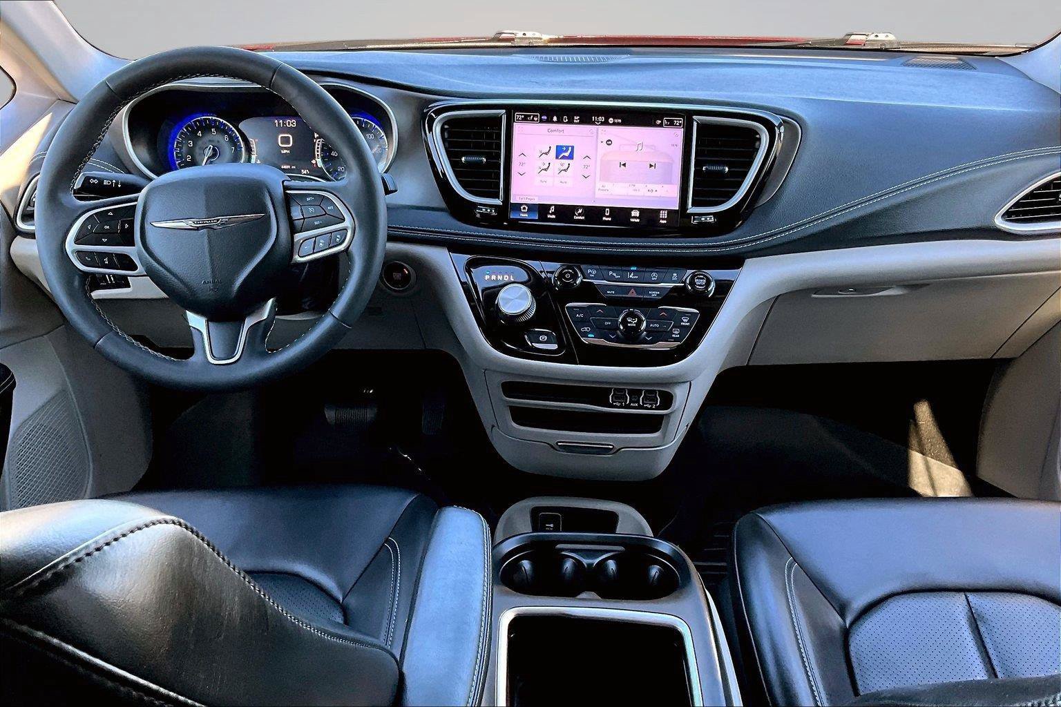Used 2023 Chrysler Pacifica Touring-L AWD/4WD image 16