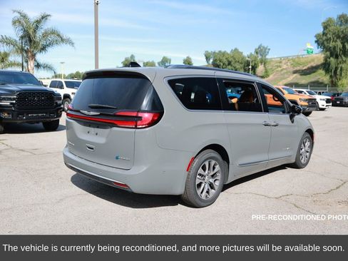 Used 2023 Chrysler Pacifica Pinnacle image 5