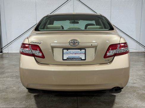 Used 2010 Toyota Camry SE image 9