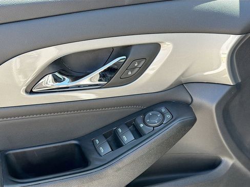 Used 2023 Chevrolet Traverse LT image 17