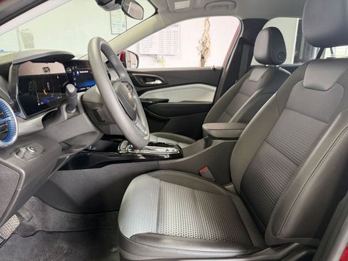 Used 2025 Chevrolet Trax LT image 24