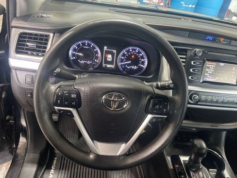 Used 2019 Toyota Highlander LE AWD/4WD image 11