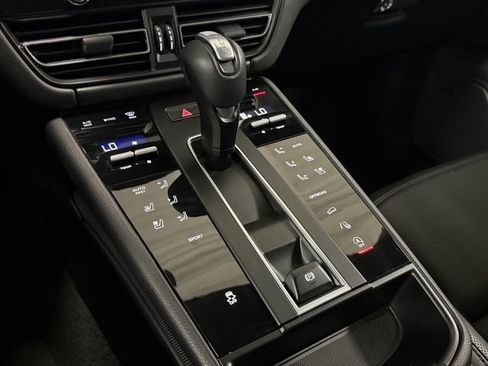 Certified 2025 Porsche Macan image 20