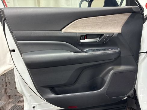 Used 2024 Toyota Grand Highlander AWD image 23