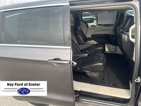 Used 2023 Chrysler Pacifica Touring-L FWD image 30