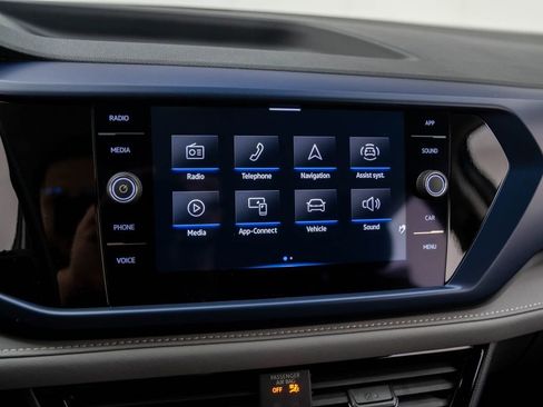 Used 2024 Volkswagen Taos SE image 30