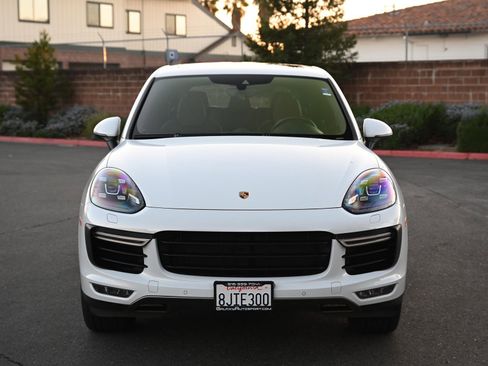 Used 2016 Porsche Cayenne Turbo image 2