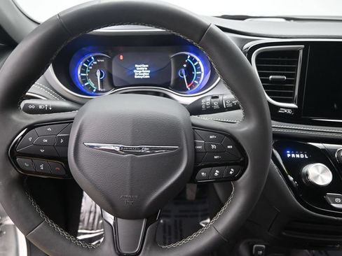 Used 2024 Chrysler Pacifica Limited FWD image 21