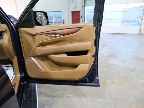 Used 2017 Cadillac Escalade Platinum image 34