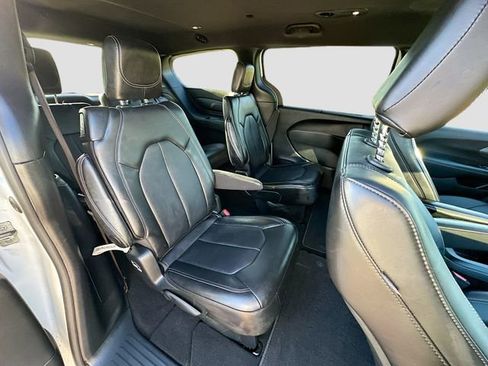 Used 2025 Chrysler Pacifica Select image 27