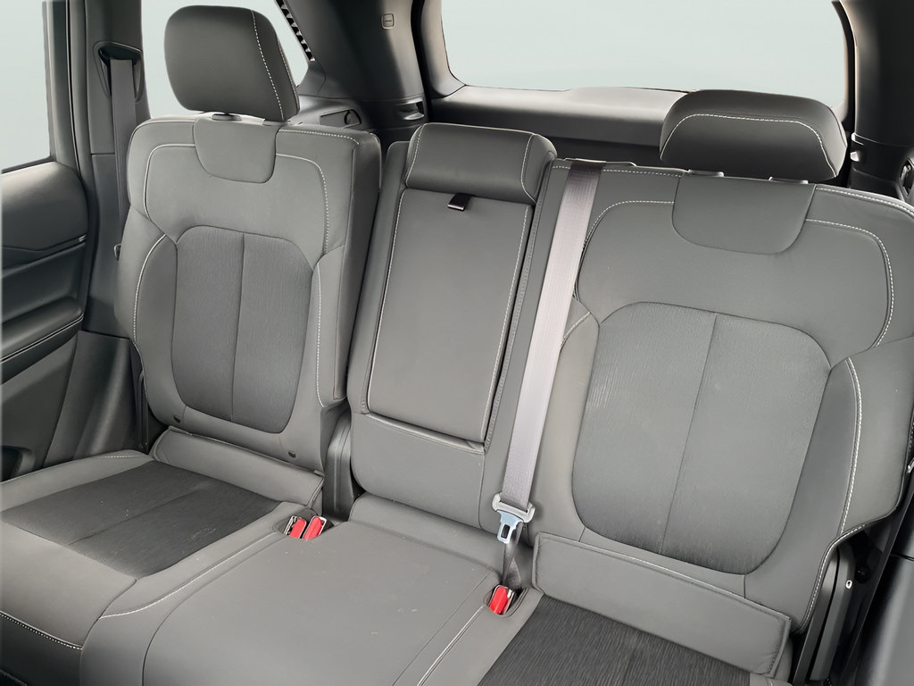 Used 2025 Jeep Grand Cherokee Laredo X RWD image 17